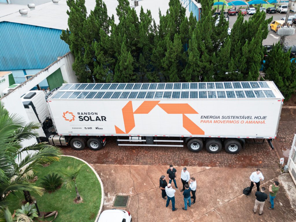 A primeira carreta do Brasil equipada com placas fotovoltaicas e exclusivo sistema elétrico desenvolvido pela fabricante de implementos rodoviários Randon acaba de chegar ao Oeste de Santa Catarina. Ela foi entregue para a Transportes Tozzo, empresa de Chapecó escolhida para realizar os testes com o veículo. Foto: Lucas Bergmann