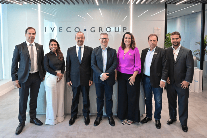 SEST SENAT e Iveco Group assinam parceria do 'Caminho para elas' em prol da qualificação profissional das caminhoneiras