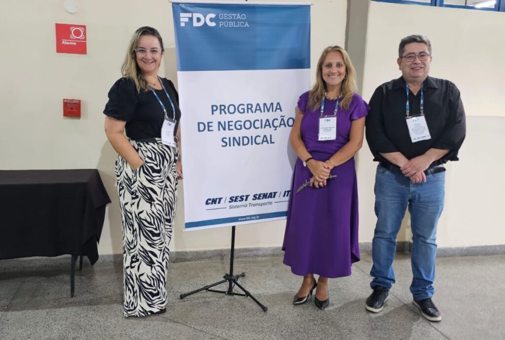 Curso de Negociação Sindical em Porto Alegre. Na fotBó, a advogada Luciana Moreira e o diretor-executivo Renato Macedo