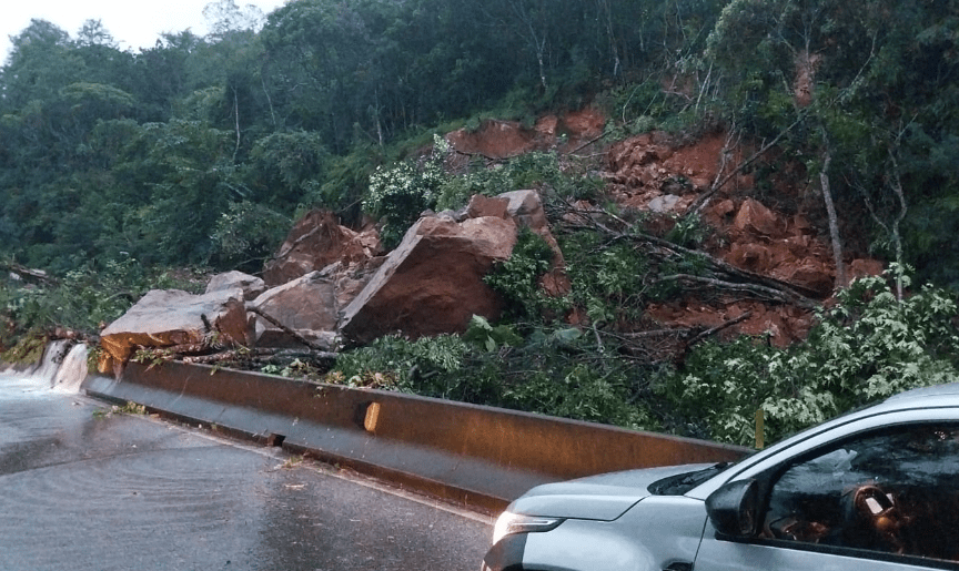 Chuva, bloqueio, BR-101, Arteris, Morro dos Cavalos, Palhoça. Foto: Arteris