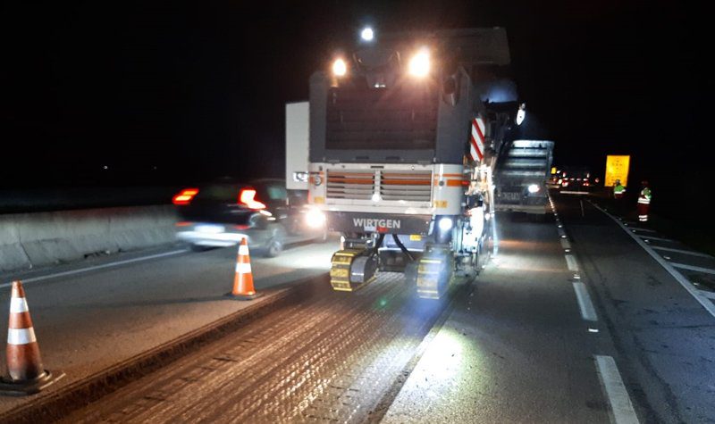 obras noturnas, rodovia, caminhão