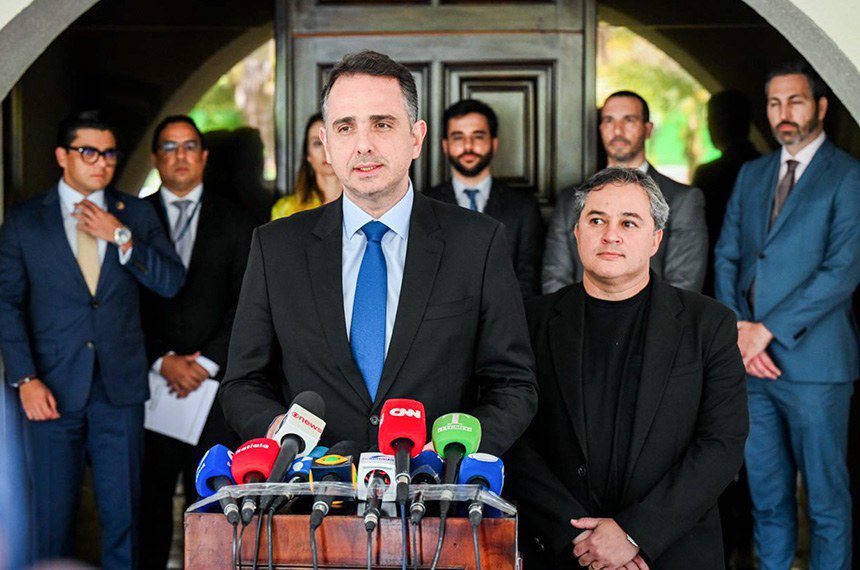 O Senado vai apresentar nesta sexta-feira (26), por meio de sua advocacia, um recurso de agravo contra a decisão do Supremo Tribunal Federal que suspendeu trechos da Lei 14.784, de 2023. A lei prorrogou a desoneração da folha de pagamento de empresas e prefeituras até 2027. Ao anunciar a decisão em entrevista coletiva, o presidente do Senado, Rodrigo Pacheco, deixou claro que a discordância é com a atitude do governo de “judicializar a política”. Foto: Pedro Gontijo/Agência Senado