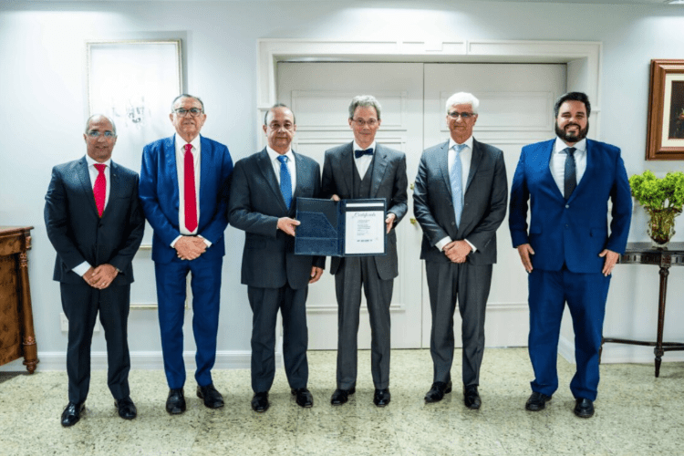ABAC (Associação Brasileira dos Armadores de Cabotagem) é a mais nova entidade a filiar-se à CNT (Confederação Nacional do Transporte), entidade máxima de representação do setor de transporte no Brasil. Para oficializar o ato, o presidente do Sistema Transporte (CNT, SEST SENAT e ITL), Vander Costa, e o diretor de Relações institucionais da CNT, Valter Souza, receberam, nesta terça-feira (19), em sua sede, em Brasília, o presidente da ABAC, Julian Thomas, e o diretor executivo da instituição, Luis Resano.
