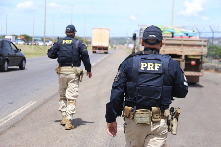 Fiscalização da PRF com caminhões. Foto: PRF