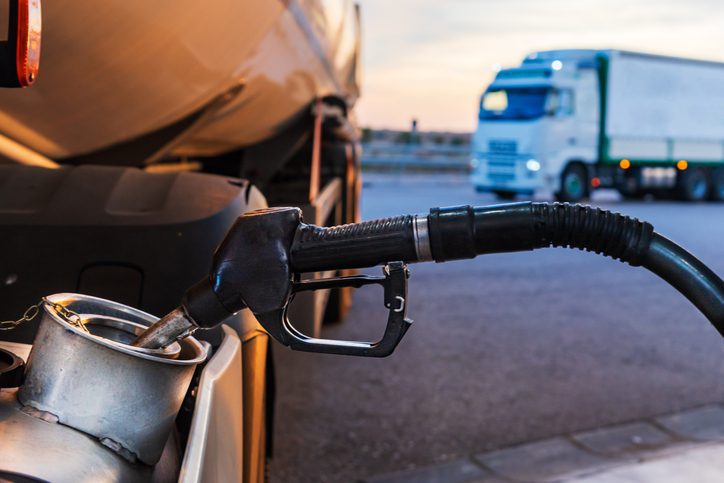tanque de combustível diesel abastecimento caminhão
