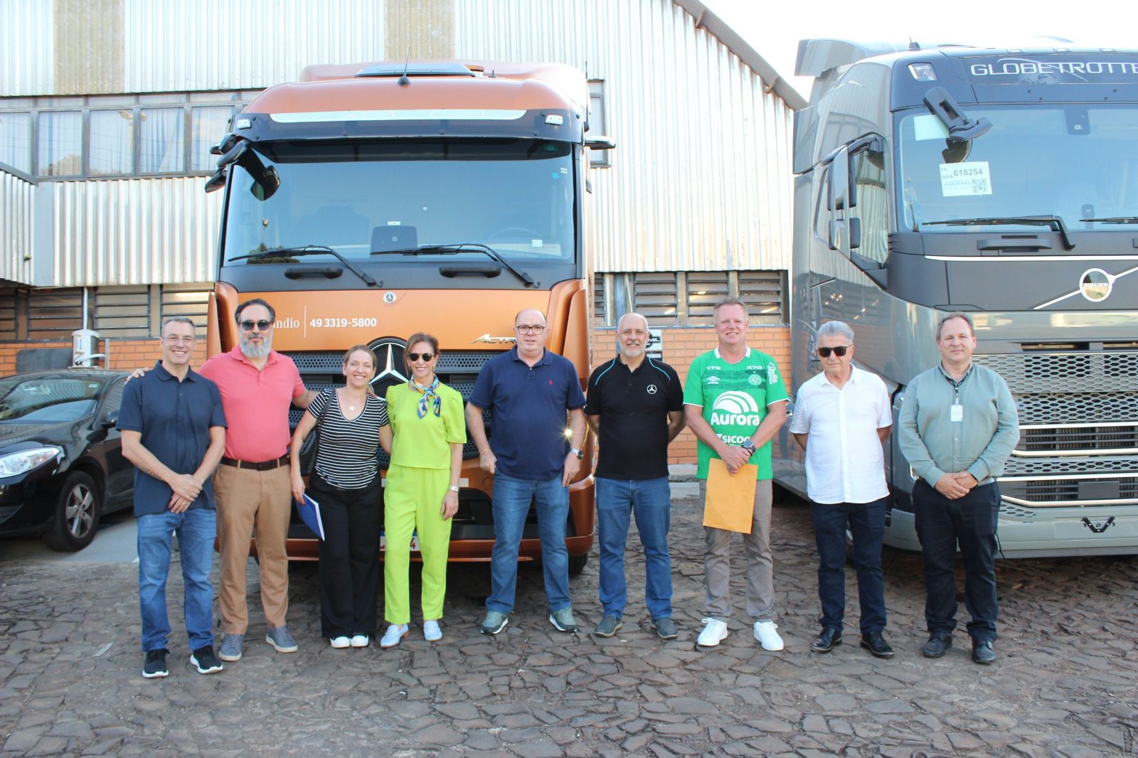 Dois integrantes do Tribunal Superior do Trabalho (TST) que participaram em Chapecó, na última sexta-feira, 7 de março, do III Simpósio Juslaboral do Oeste de Santa Catarina, conheceram o nível de tecnologia embarcada que é utilizada em caminhões destinados ao transporte de cargas. Depois de proferirem palestras pela manhã no simpósio, à tarde eles estiveram em evento na Unochapecó e conheceram modelos de caminhões de duas marcas, em iniciativa do Sindicato das Empresas de Transporte de Carga e Logística (Sitran). 