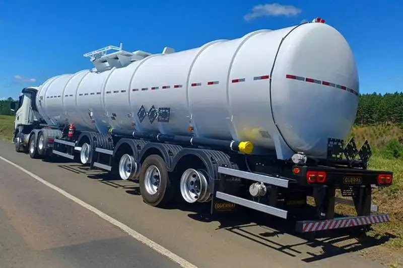 Semirreboque sem pneus é abordado pela PRF em SC