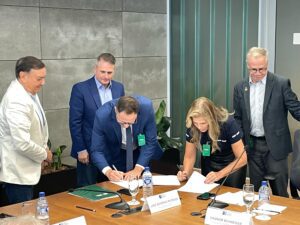 Diretora do Sest Senat Florianópolis assina convênio