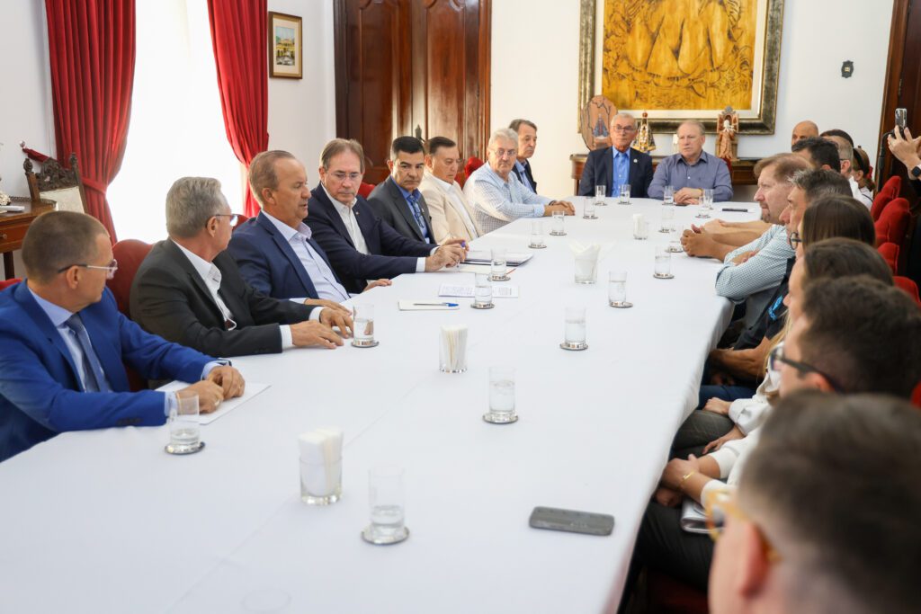 Jorginho Mello recebe acordo para reajuste de 7,2% no piso regional de 2025. Foto: Leo Munhoz / SECOM