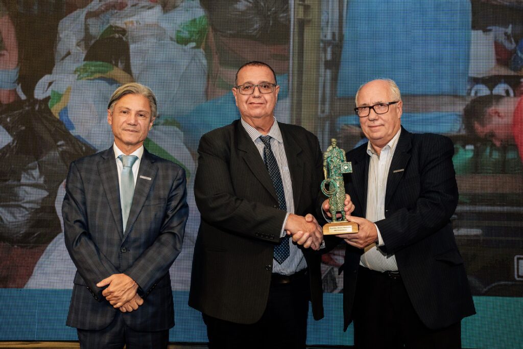 A Fetrancesc recebeu o Troféu Alma Gaúcha, nesta quarta-feira, 2, em Porto Alegre. A premiação reconhece as iniciativas de personalidades e entidades que se destacaram durante e enchente de 2024 no Rio Grande do Sul. A cerimônia contou com a participação de diversas lideranças do setor de transporte e logística e foi promovida pela Federação das Empresas de Logística e Transporte de Cargas no Rio Grande do Sul (FETRANSUL). O vice-presidente da Fetrancesc, Riberto Lima, representou os transportadores catarinenses no evento e recebeu o troféu em nome da entidade.