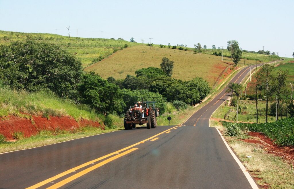 Trator em rodovia Estrada rural Produtor rural Máquina agrícola Estrada Foto: Pixabay