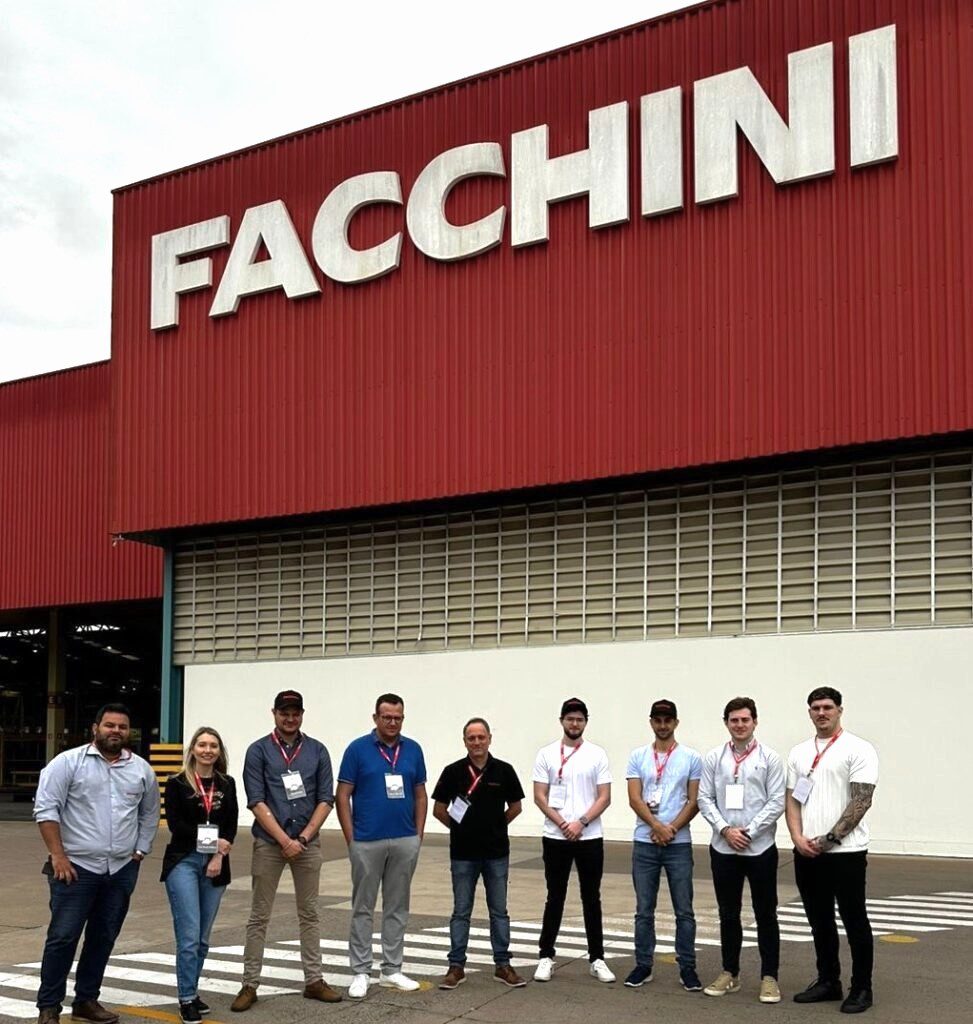 COMJOVEM CONHECE PROCESSOS PRODUTIVOS Visita na Facchini foi de conhecimentos e networking entre jovens empresários do transporte Foto: Sitran