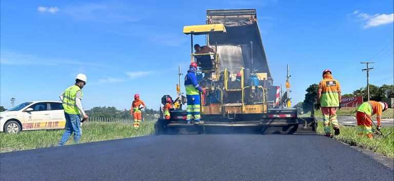 ANTT abre consulta pública para incluir, de forma obrigatória, a reconstrução de pavimentos nos contratos de concessão rodoviária Foto: ANTT Obra, rodovia, homem trabalhando, pista, trator