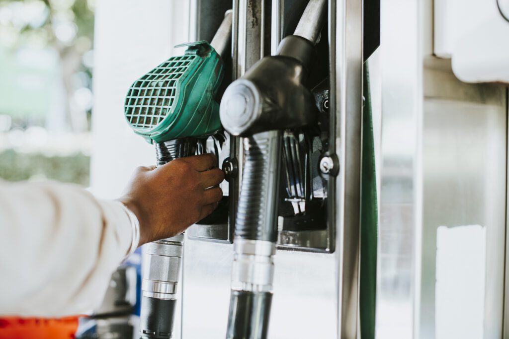 Homem pegando um bico de combustível para reabastecer seu veículo Gasolina, diesel, biodiesel, abastecimento, posto, tanque Foto: Freepik