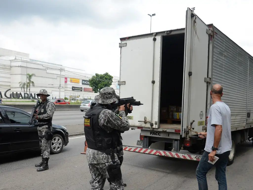 A Força Nacional faz operação contra o roubo de cargas na Avenida Brasil, RJ, em conjunto com militares, polícias estaduais e Rodoviária Federal, nas rodovias do estado. Foto: Tomaz Silva/Agência Brasil