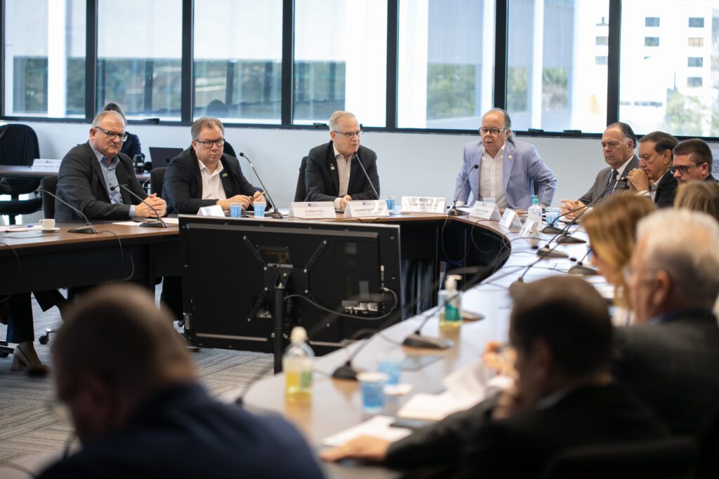 Os investimentos em infraestrutura de transportes, os impactos do tarifaço para a indústria, desafios na área trabalhista e o combate à pirataria foram destaques na reunião do Conselho das Federações Empresariais de SC (COFEM), realizada nesta segunda-feira, dia 15, no Sebrae-SC, em Florianópolis. Foto: Filipe Scotti/Fiesc
