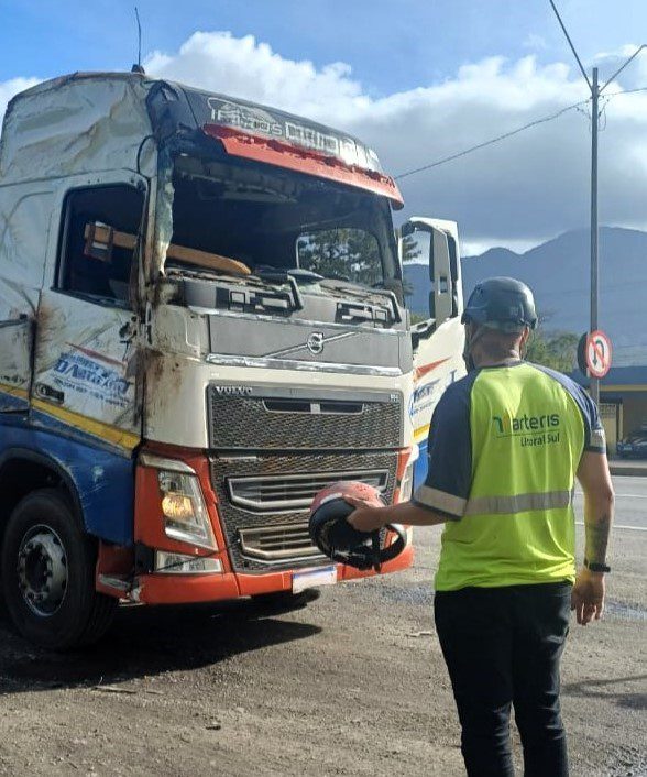 Policiais rodoviários federais, com apoio da concessionária Arteris, flagraram na BR-101 em Joinville, uma carreta sendo conduzida por um homem usando capacete. O veículo estava sem para brisa e em péssimo estado de conservação. 18/09/2025 Foto: PRF