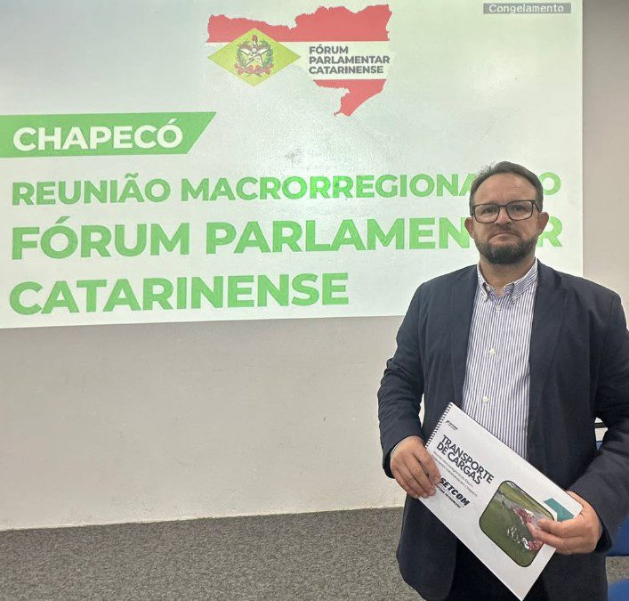 O vice-presidente do SETCOM, Leandro Kierniev, apresentou no dia 18/08/25, durante reunião em Chapecó com o Fórum Parlamentar Catarinense, um documento oficial contendo demandas estratégicas para a infraestrutura da região de Concórdia. Os principais pontos tratam da necessidade de modernização da BR-153 e da construção de um elevado no Trevão do Irani. Foto: SETCOM