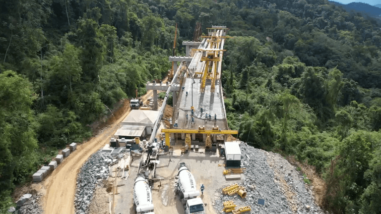 Duplicação da BR-280/SC avança com lançamento de vigas do elevado em Jaraguá do Sul