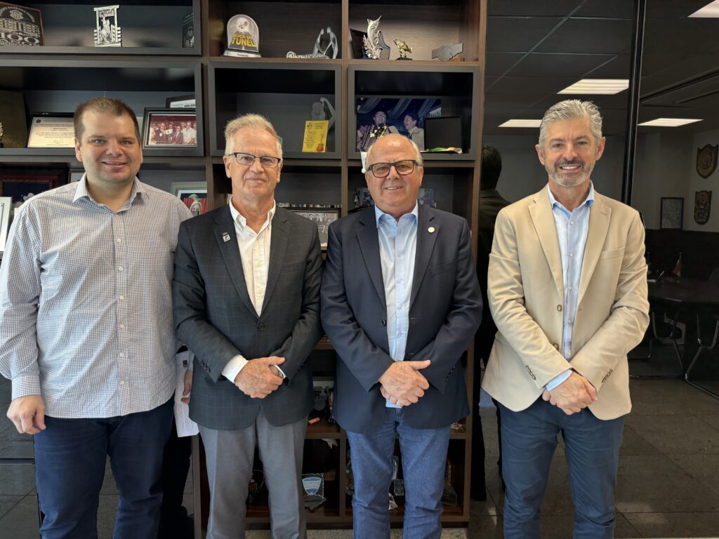 O presidente da Fetrancesc, Dagnor Schneider, fez uma visita institucional ao Tribunal de Contas do Estado (TCE), na última quarta-feira, 15, em Florianópolis. Durante o encontro, Schneider foi recebido pelo conselheiro Wilson Wan-Dall e por sua equipe técnica.