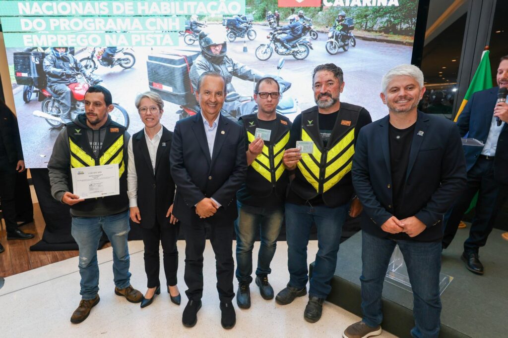 Governador entrega primeiras carteiras do CNH Emprego na Pista e lança novo edital do programa
