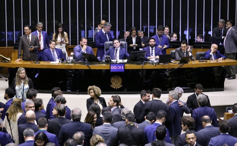 A Câmara dos Deputados aprovou o Projeto de Lei 1087/25, do Poder Executivo, que concede desconto para zerar o Imposto de Renda das Pessoas Físicas (IRPF) de quem ganha até R$ 5 mil mensais e institui cobrança adicional para aqueles com rendimento tributável acima de R$ 600 mil ao ano. 01/10/2025 Foto: Kayo Magalhães/Câmara dos Deputados