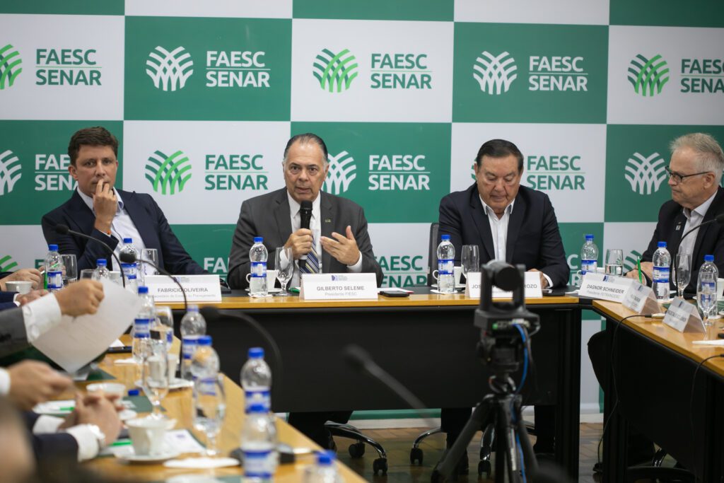 Em reunião do COFEM nesta segunda-feira (8), secretário de planejamento detalhou ferramenta de acompanhamento de indicadores e metas que vão nortear desenvolvimento do estado; secretário adjunto de infraestrutura apresentou desempenho e perspectiva do programas Estrada Boa e Estrada Boa Rural Fpolis, 08/12/2025. Foto: Filipe Scotti/Fiesc