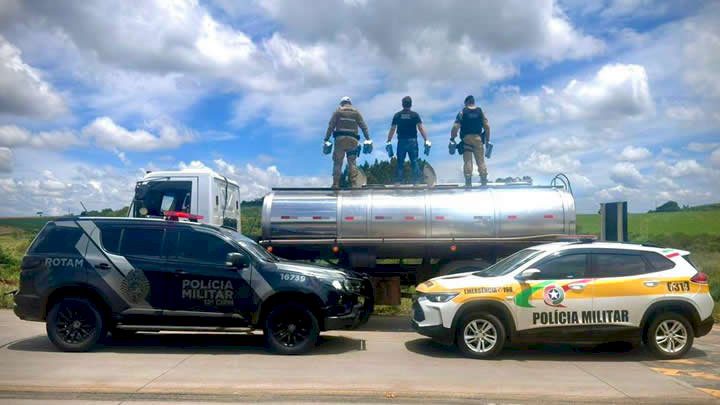 Caminhão usado na coleta de leite é abordado transportando 120 mil maços de cigarros contrabandeados Foto: PMSC