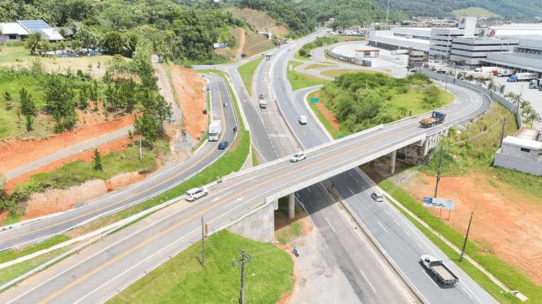 Departamento Nacional de Infraestrutura de Transportes (DNIT) entrega o terceiro viaduto da BR-470/SC em 2025. Conhecida como Viaduto Segalas, a obra de arte especial está localizada no km 45 da rodovia, no município de Gaspar, no Vale do Itajaí. A obra com investimento de R$ 17,5 milhões integra o Novo PAC, programa do Governo Federal voltado ao fortalecimento da infraestrutura nacional. Foto: DNIT