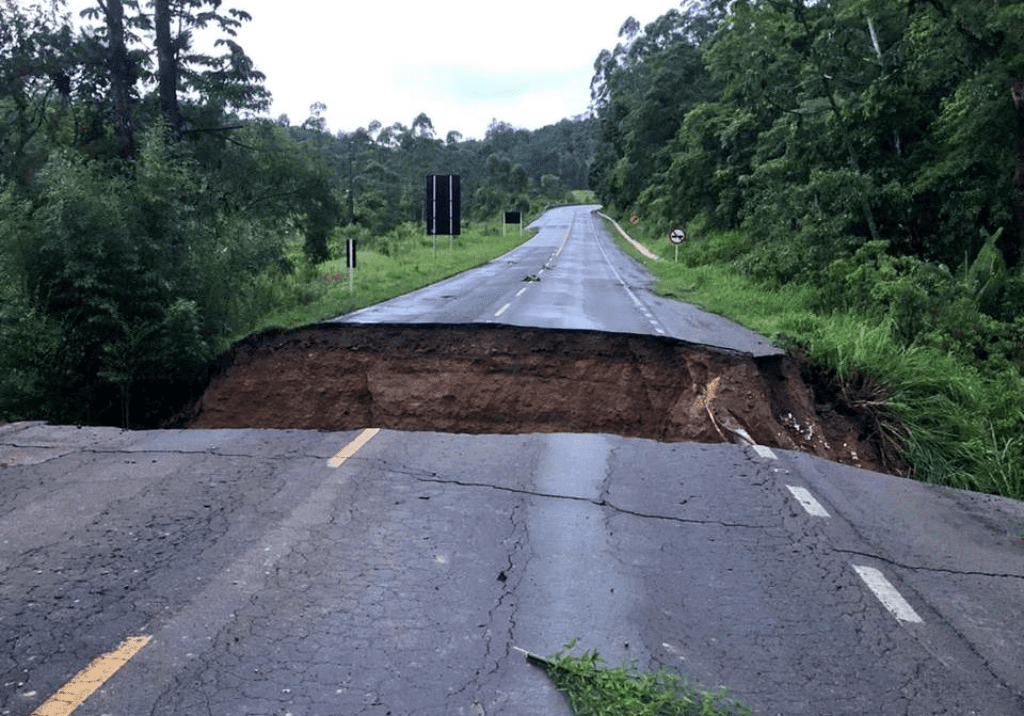 Dois pontos da BR-280 estão com trânsito em meia pista; veja