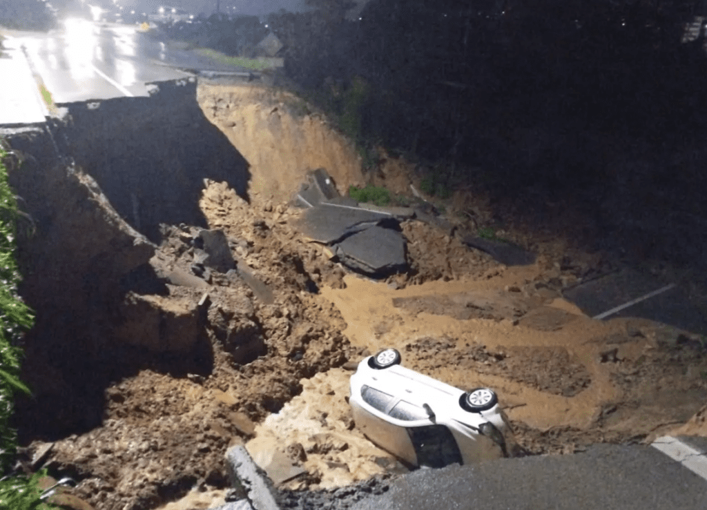 Cratera se abre em Rio do Sul na BR-470. Carro cai. Foto: CBMSC/Reprodução