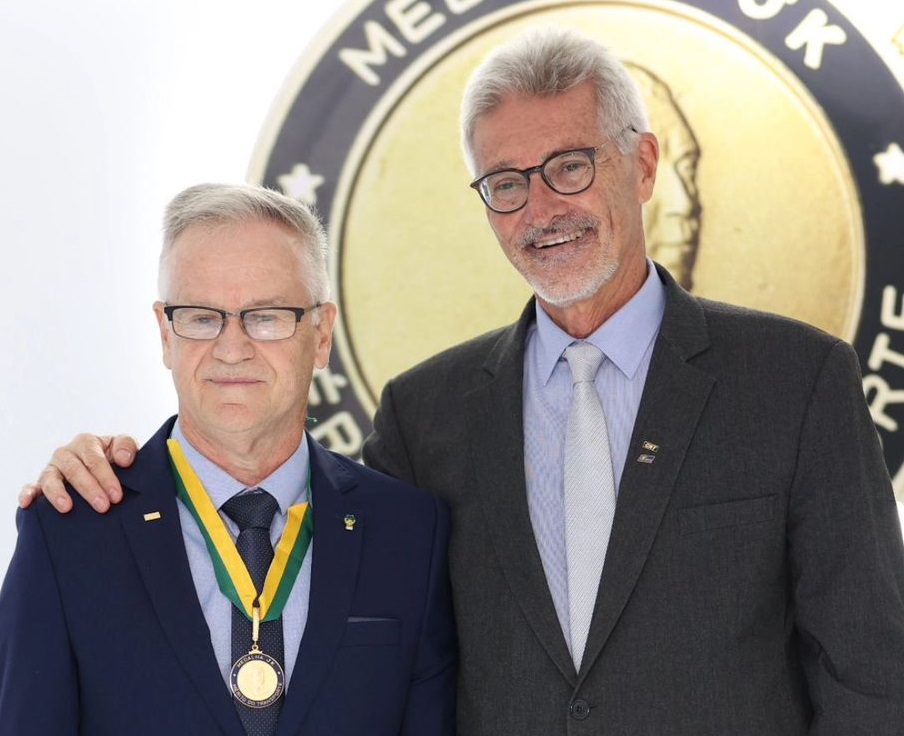 Dagnor Schneider recebe Medalha JK da CNT, em Brasília. Ao lado, Eduardo Rebuzzi