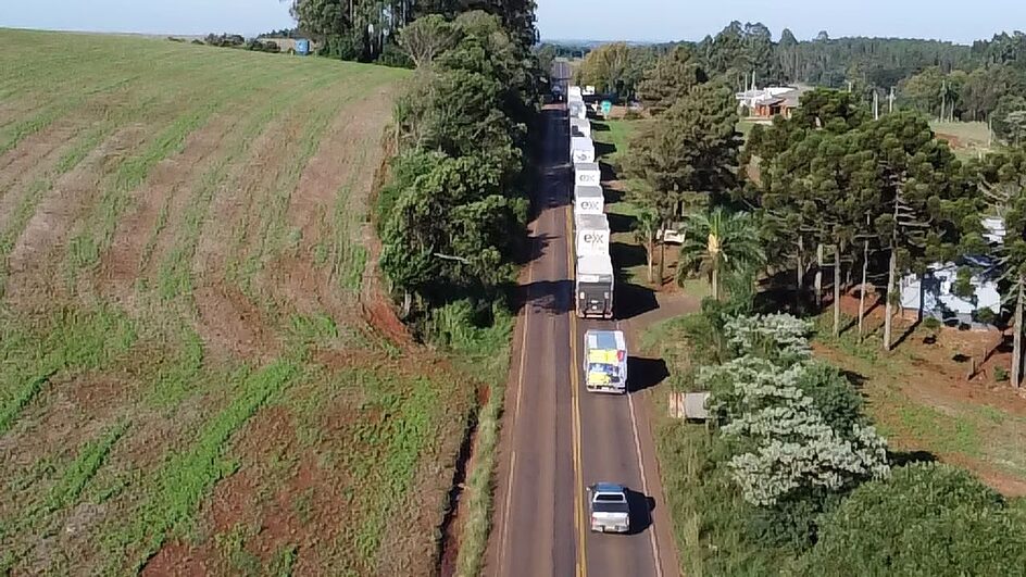 Comboio de caminhões de Chapecó. Chuvas no RS. Doações.