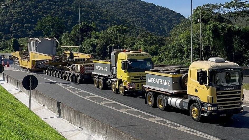 A Arteris Litoral Sul informa que a passagem de uma carga superdimensionada irá impactar o tráfego nas rodovias BR-116/PR, BR-376/PR e BR-101/SC a partir das 9 horas desta quarta-feira (19). A operação será retomada na quinta-feira (20). O veículo seguirá a partir do Km 19 da BR116/PR, seguindo para o Contorno Leste, BR-376/PR até o Km 57 da BR101/SC no sentido sul. A carga seguirá até Blumenau/SC. A carga, identificada com AET71130, tem dimensões consideráveis: cerca de 80 metros de comprimento, 6,5 metros de largura e peso aproximado de 400 toneladas. Devido às suas proporções, a carga ocupará todas as faixas da rodovia ao longo do percurso e, em alguns trechos, precisará transitar na pista contrária. Por conta da complexidade da operação, os tempos e movimentos podem ser impactados, resultando em bloqueios e lentidão no tráfego. A Arteris Litoral Sul orienta os motoristas a planejarem seus deslocamentos, buscando rotas alternativas e respeitando rigorosamente a sinalização de segurança das rodovias afetadas. Condições de tráfego em tempo real podem ser acompanhadas pelo perfil @Arteris_ALS no X (antigo Twitter). Para informações adicionais ou solicitações de serviços, está disponível o telefone 0800 725 1771, operando 24 horas por dia. Pedimos a compreensão e colaboração de todos para garantir a segurança e fluidez durante a passagem desta carga superdimensionada.