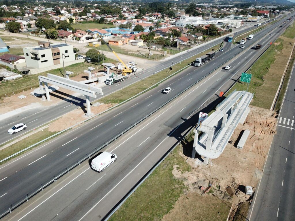 Içamento de vigas de nova passarela interdita BR-101 Sul/SC em Imbituba. 3/9/2024