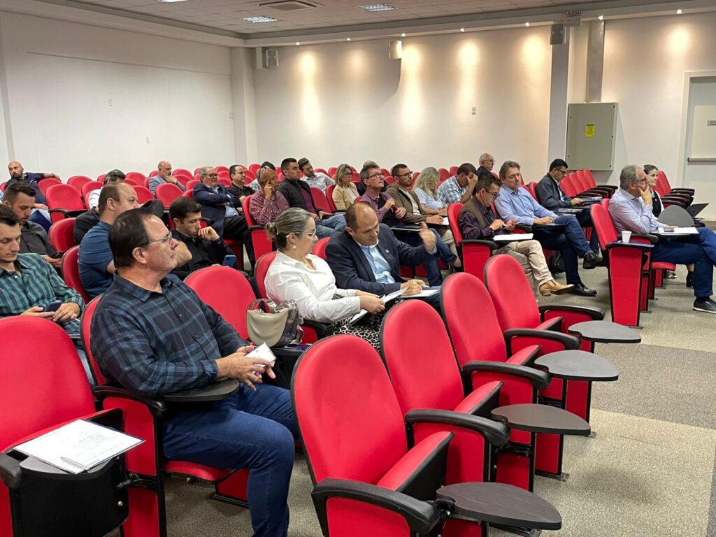 As principais demandas do setor de Transporte Rodoviário de Cargas foram discutidas na reunião presencial da diretoria e do Conselho de Representantes da Fetrancesc na tarde desta quinta-feira, 10/10/2024. Desta vez, o encontro aconteceu em Blumenau, no Vale do Itajaí.