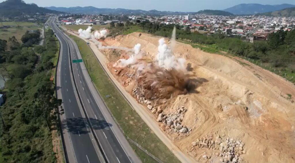 CCR ViaCosteira alerta para detonação de rochas na BR-101 em Capivari de Baixo nesta sexta-feira