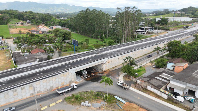 Viaduto é concluído e novo trecho duplicado na BR-470/SC é liberado