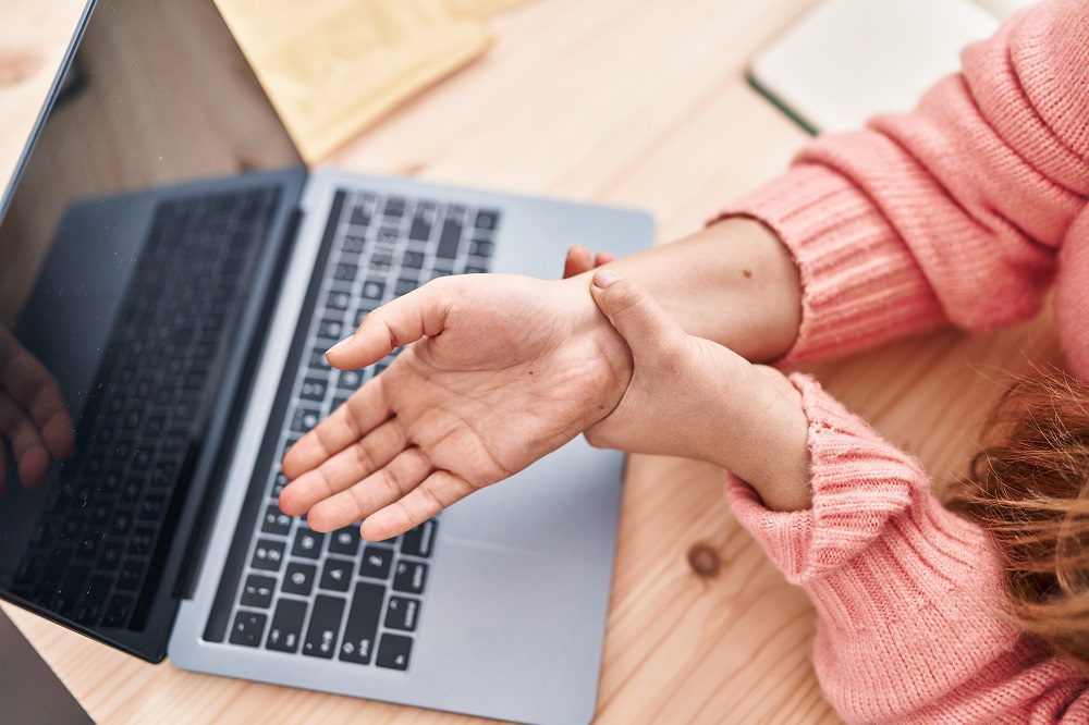 lesão por esforço repetitivo; LER; doença laboral; dor no pulso, trabalho Foto: Freepik