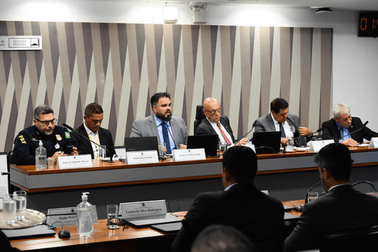 A Comissão de Infraestrutura do Senado Federal realizou, nesta terça-feira (1º), uma audiência pública para discutir a fiscalização do tempo de descanso dos caminhoneiros. Representantes da categoria alertaram que a falta de infraestrutura adequada para repouso, aliada à exigência de 11 horas de descanso nas jornadas, tem resultado no aumento da aplicação de multas e em diversos prejuízos para os profissionais do transporte rodoviário. Foto: Roque de Sá/Agência Senado