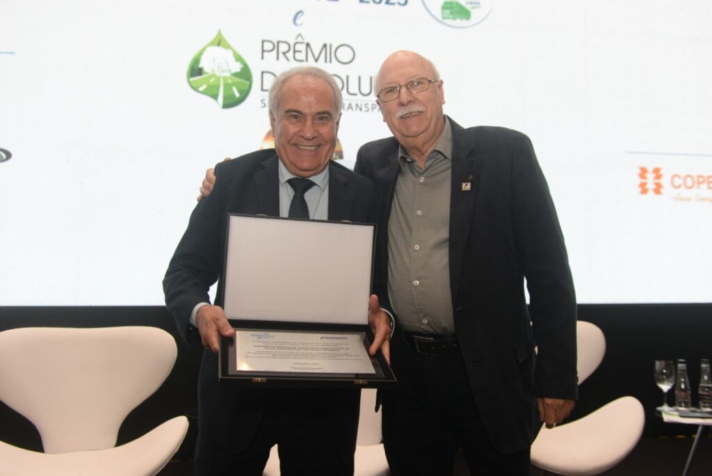 Osmar Labes entrega placa pelos 32 anos da Fetranspar. Abril de 2025