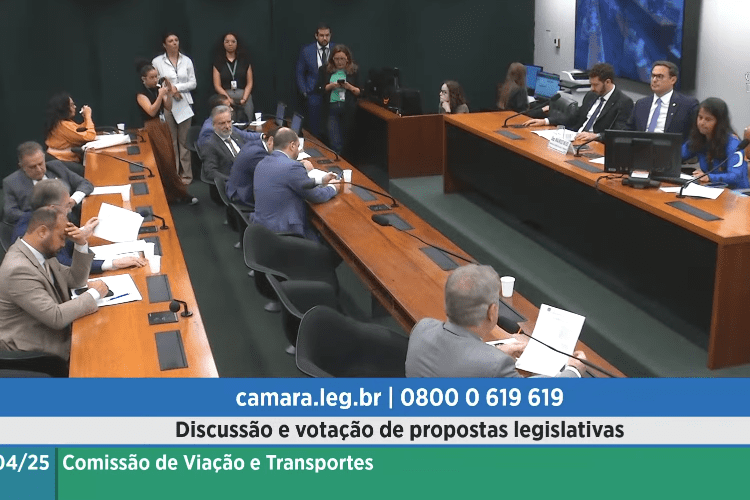 Vitória do setor: Câmara rejeita projeto que proibia uso de pneus recapados em ônibus e caminhões