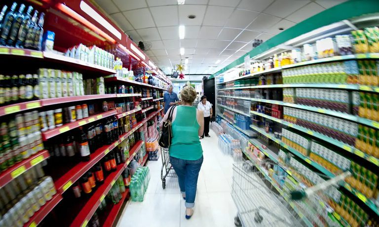 IBGE: inflação desacelera e fica em 0,43% em abril Inflação dos alimentos e bebidas também desacelerou de 1,17% em março para 0,82% em abril. Supermerado Foto: EBC/Arquivo