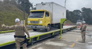 A Polícia Militar Rodoviária de Santa Catarina (PMRv) deu um passo histórico com o início das operações de fiscalização de pesos e dimensões por meio da nova balança rodoviária estática, instalada no Posto 04, em Campo Alegre. 23/05/2025 Foto: PMRv