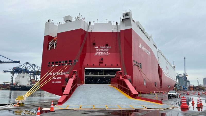 Navio com carro da BYD no Porto de Itajaí. Foto: Porto de Itajaí