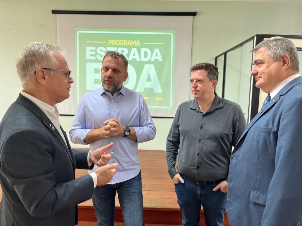Reunião com sec Infraestrutura, Jerry Comper, e deputado Antídio Lunelli. Local: SIE. Data: 14/05/2025