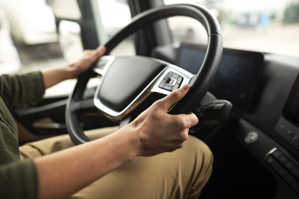 Motorista de caminhão Mulher Direção Volante Caminhoneiro Foto: Freepik