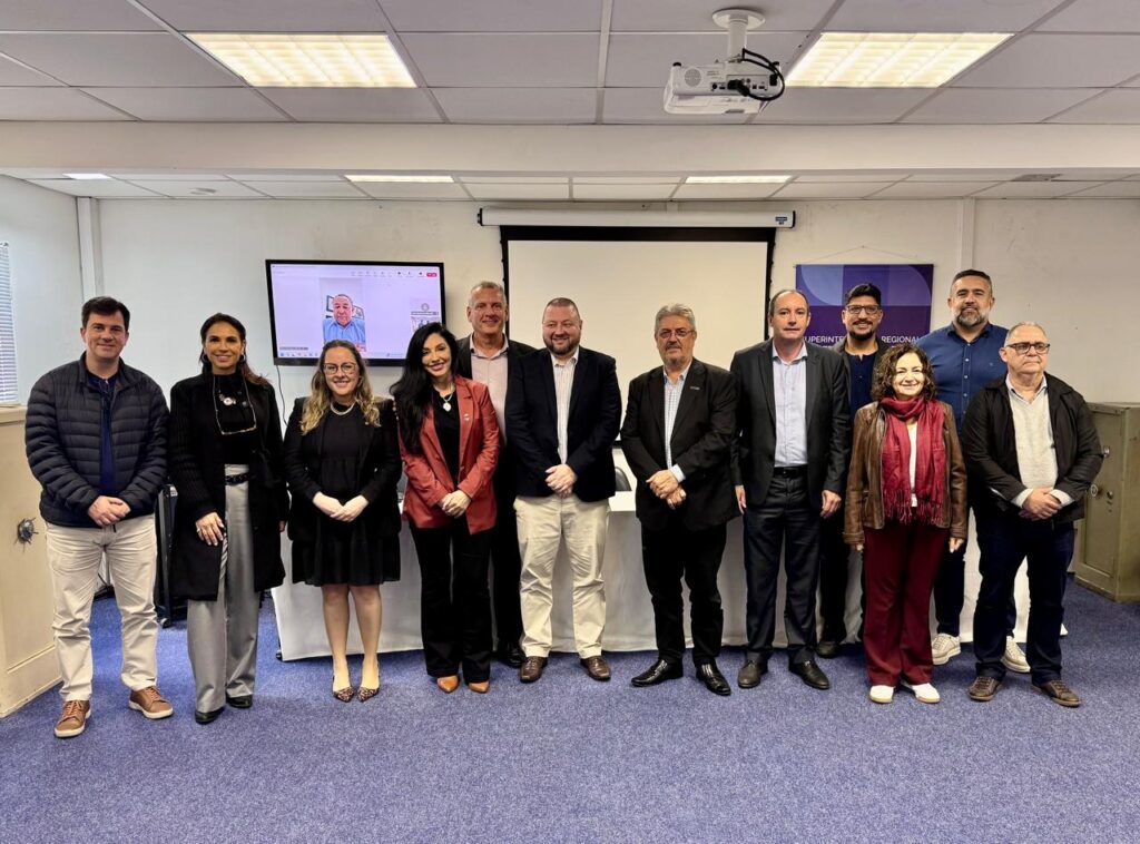 Instalada oficialmente a Comissão Organizadora Estadual SC, da II Conferência Nacional do Trabalho (CNT). A reunião foi realizada na sede da Superintendência Regional do Trabalho e Emprego em Santa Catarina, na Capital. Os membros titulares e suplentes também foram apresentados. A Fetrancesc é uma das entidades participantes, tendo como titular o assessor jurídico do Setracajo, Jair Osmar Schmidt, e como suplente a assessora jurídica da federação, Luciana Rocha Moreira.   Foto: FEHOESC