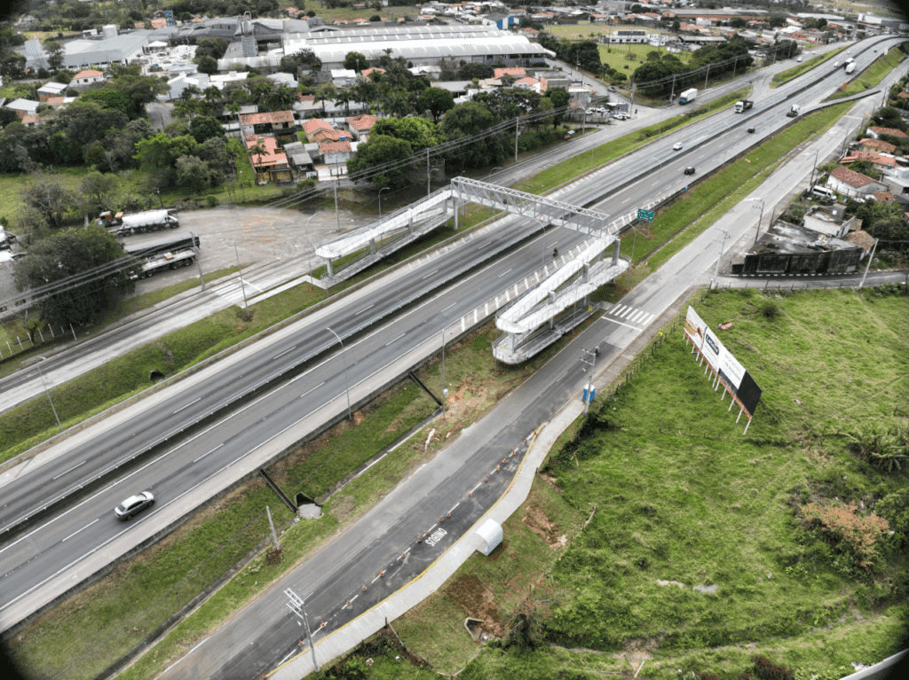 BR-101 Sul ganha nova passarela no km 325, em Capivari de Baixo