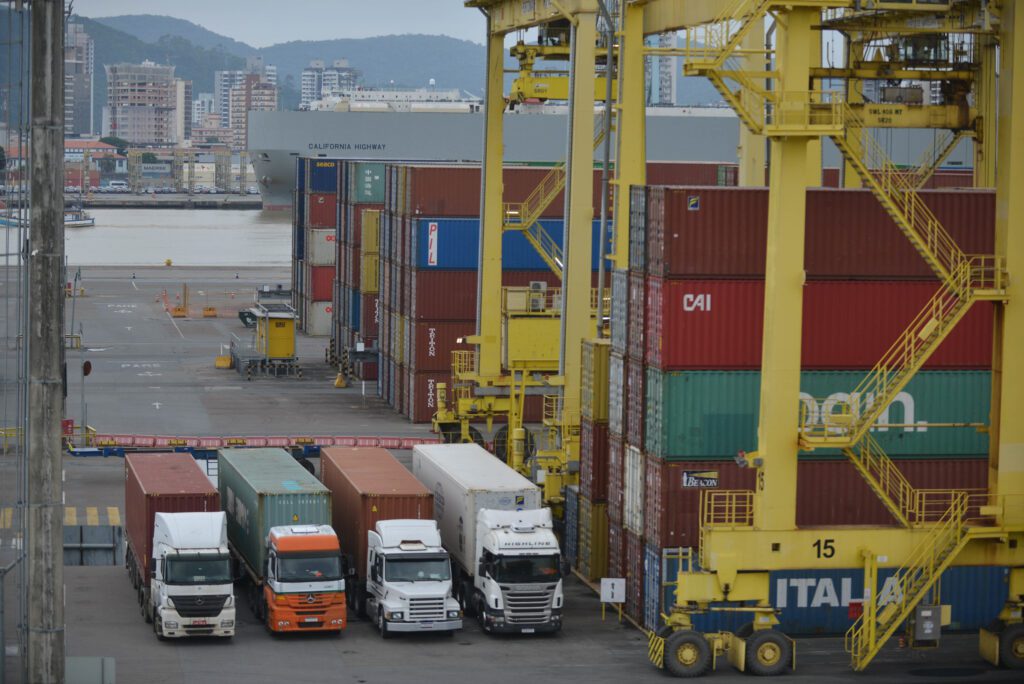 O Governado Jorginho Mello fez a entrega da autorização ambiental para obras de ampliação no Porto de Navegantes que irão permitir que a estrutura receba navios maiores. Foto: Eduardo Valente/SECOM